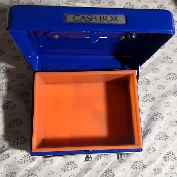 Personal Cash Box - Picture 3 of 4